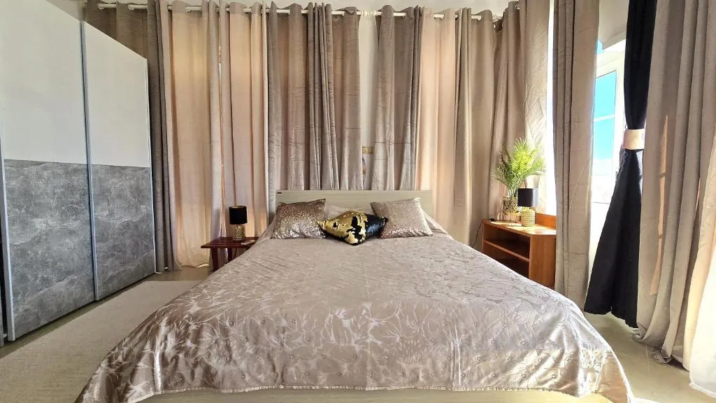 Bedroom with a double bed and floor-to-ceiling curtains