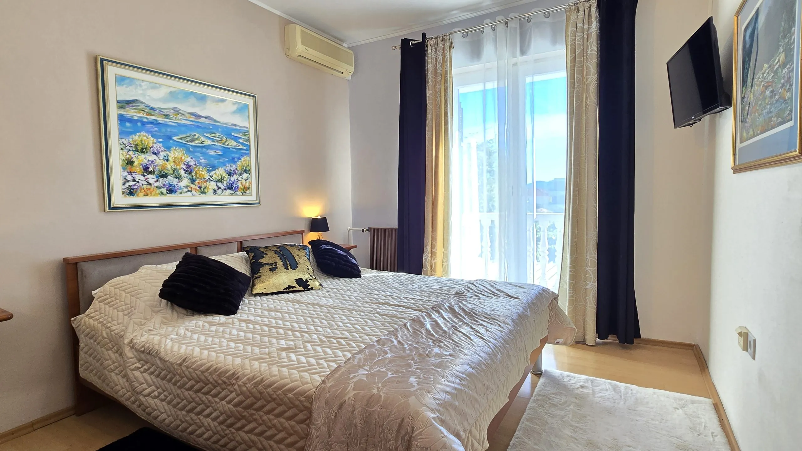 Comfort triple room with original paintings and TV