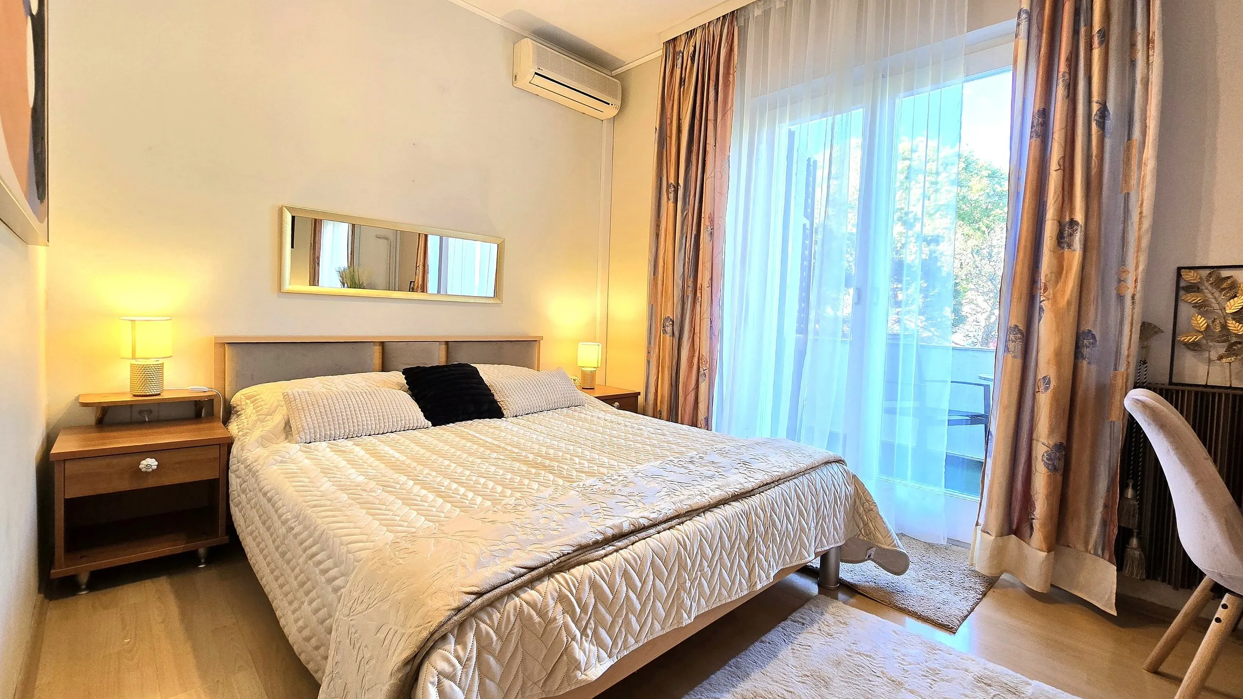 Double room with a double bed and balcony access