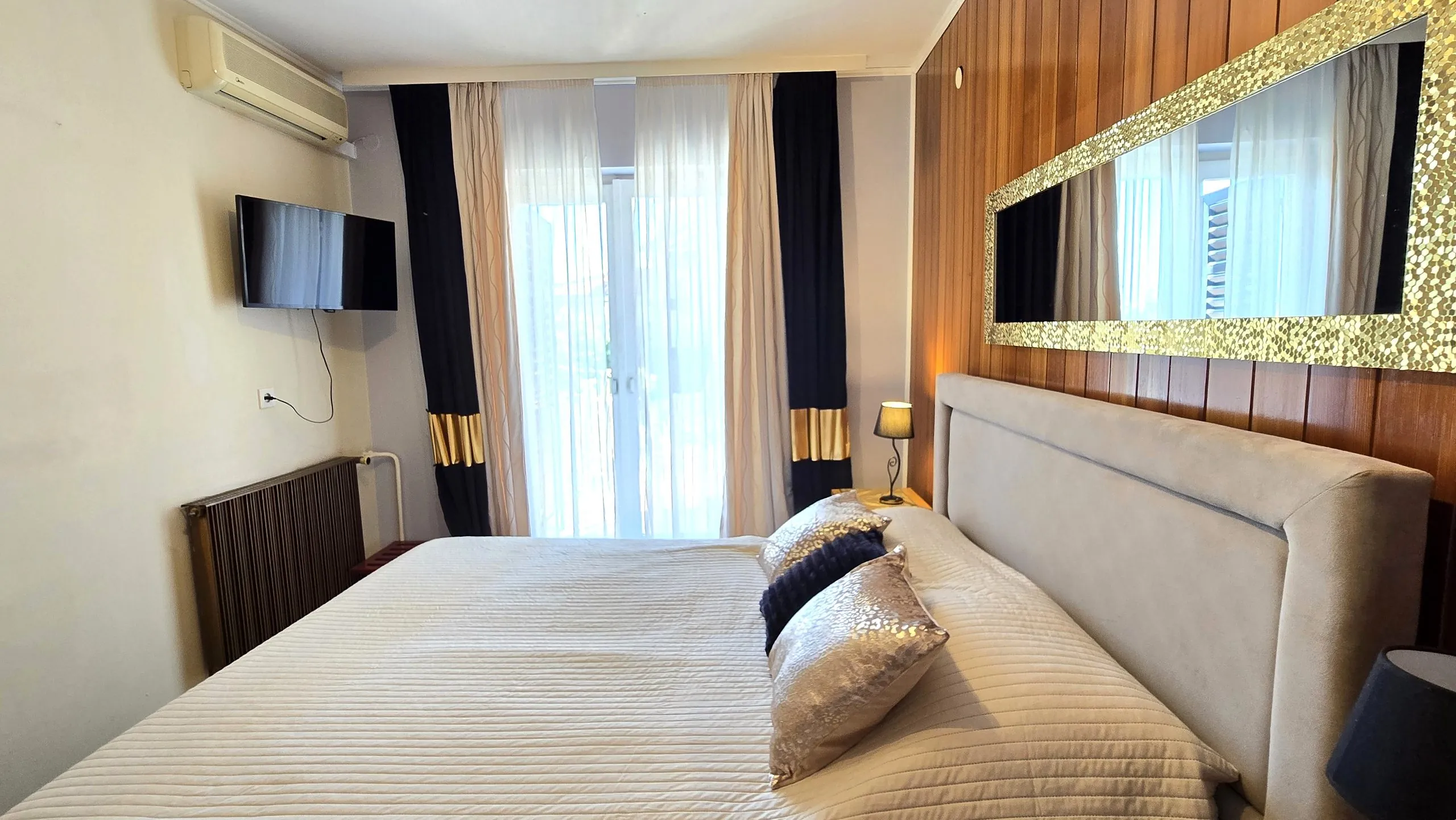 Triple room with balcony, air conditioning and TV