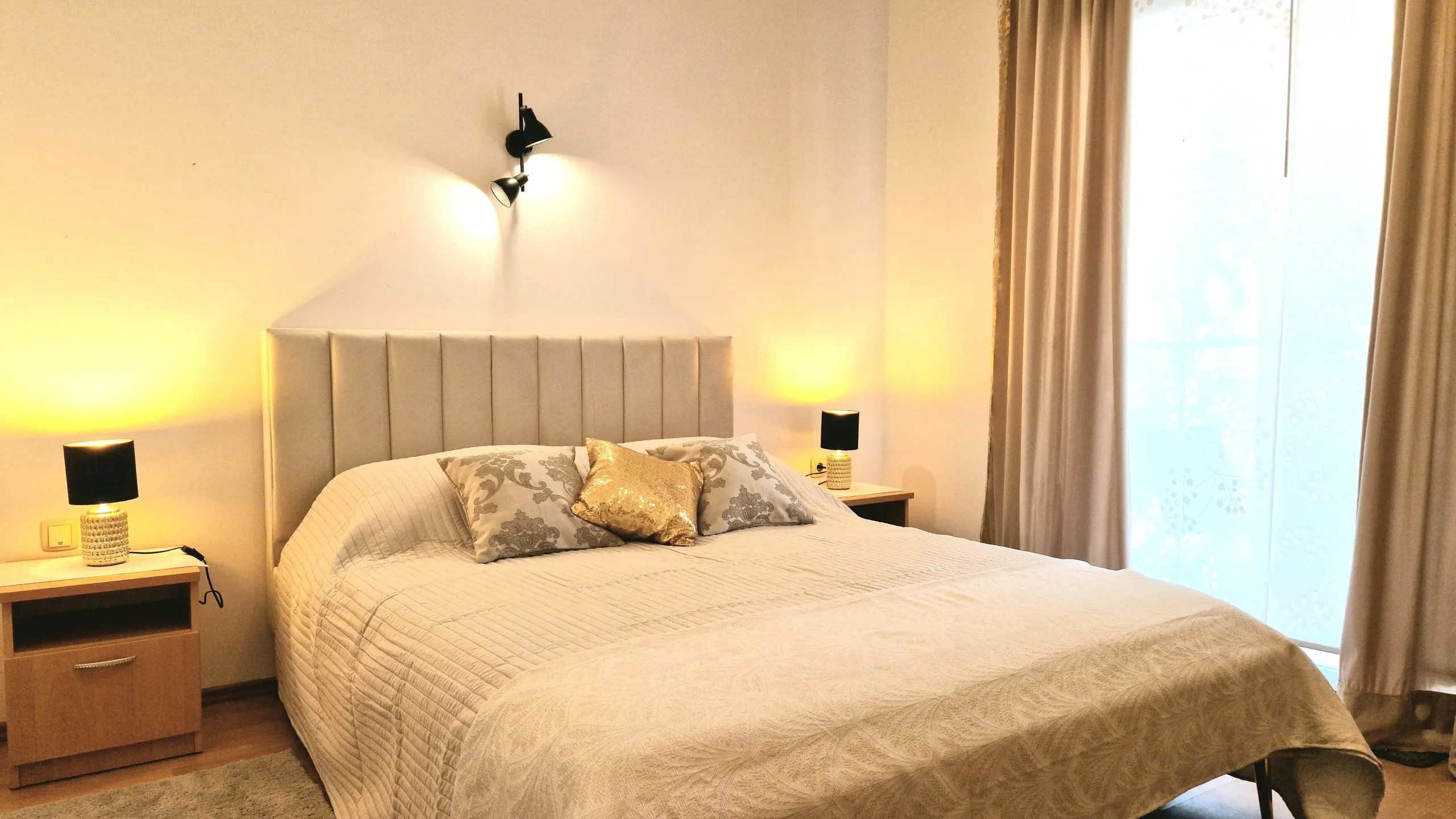 Quadruple room with an upholstered headboard and bedside tables