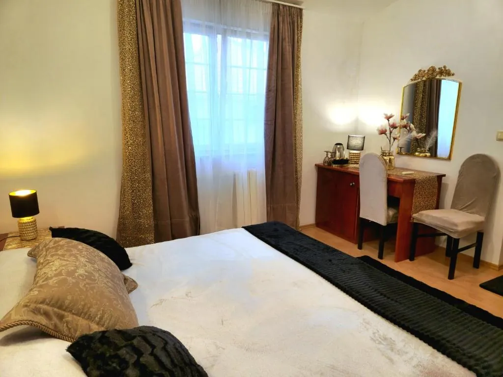 Room with a double bed, desk and mirror