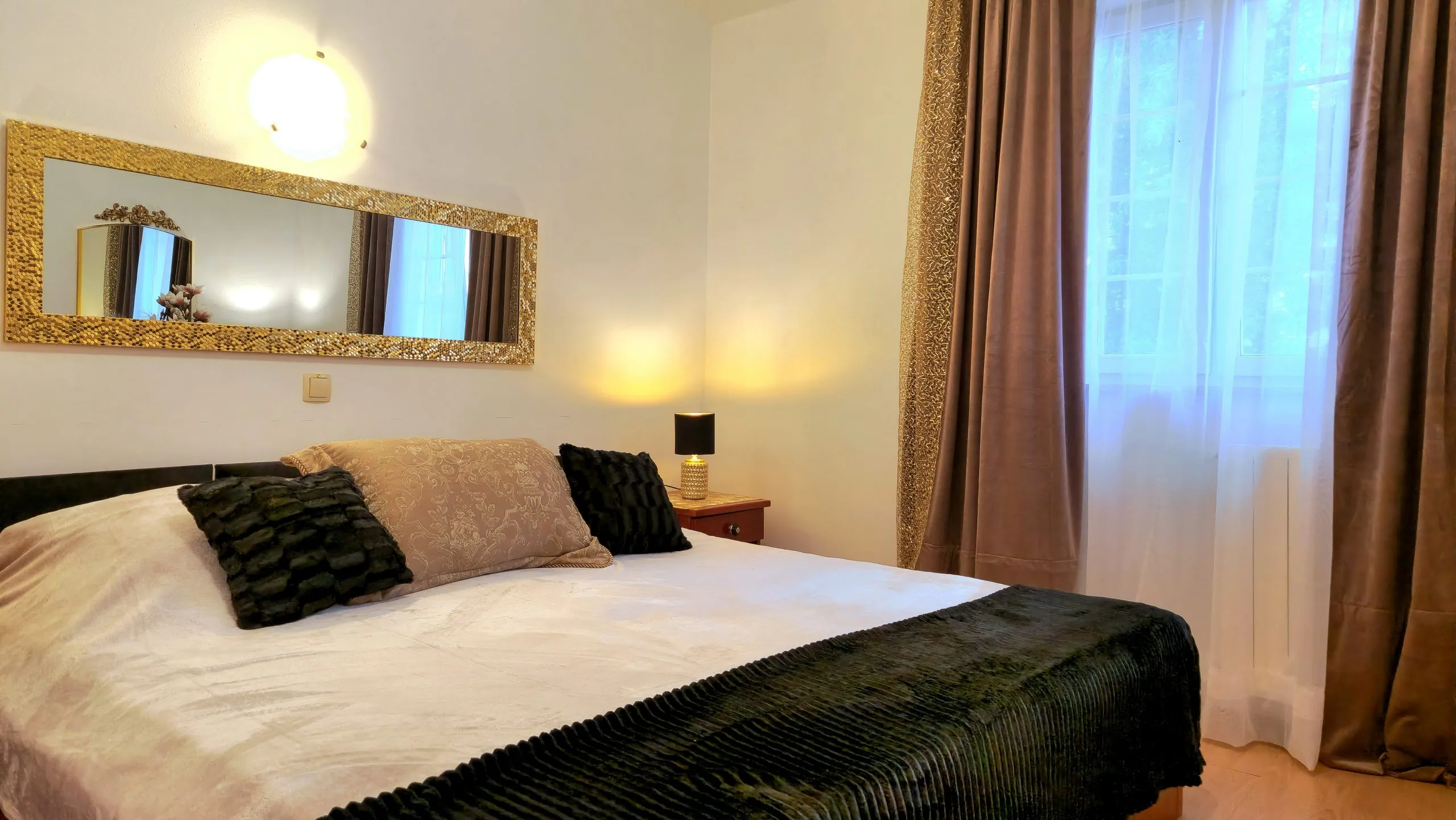 Standard double room with a double bed and mirror