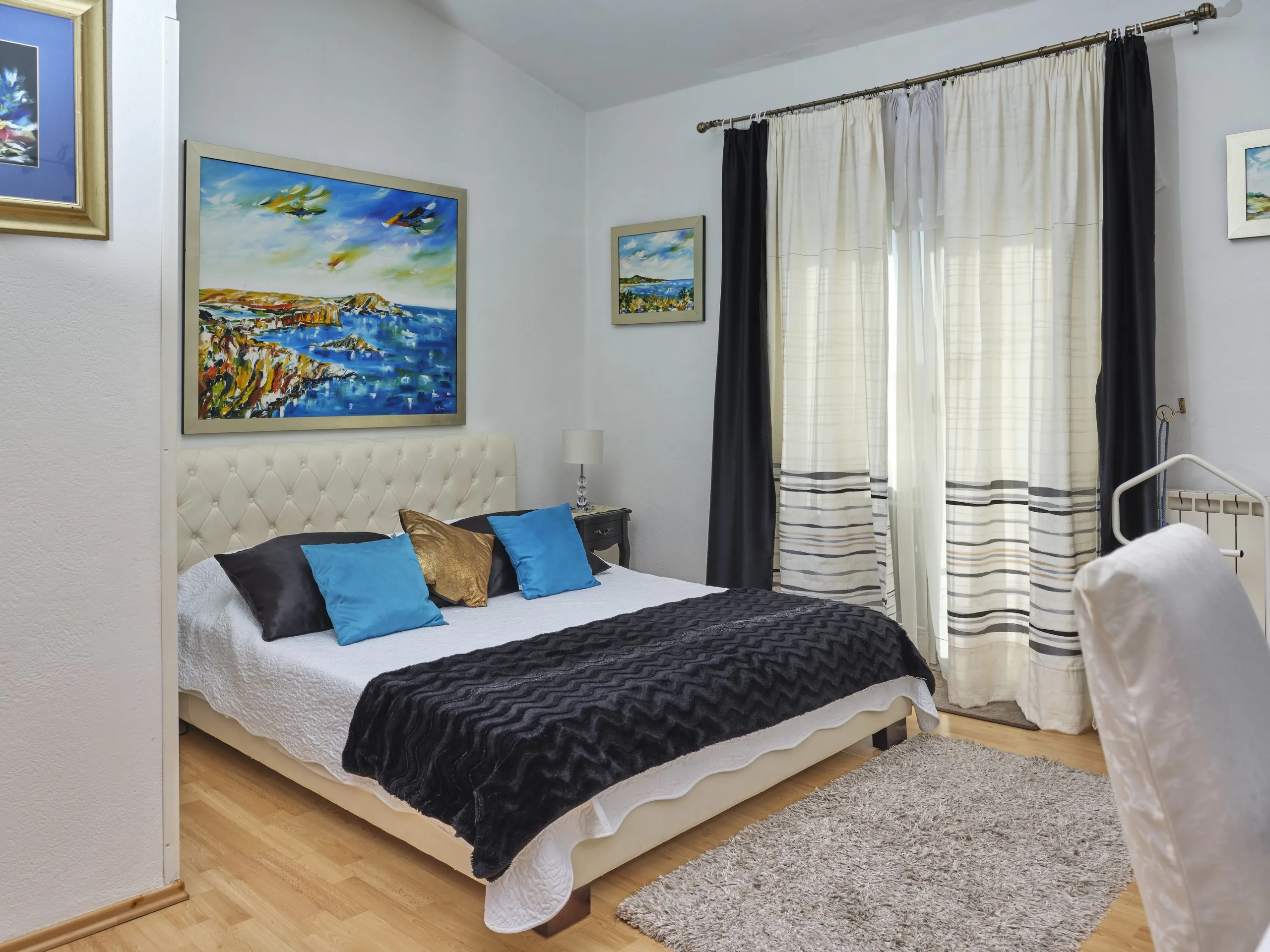 Double room with balcony, decorated with original seascape paintings