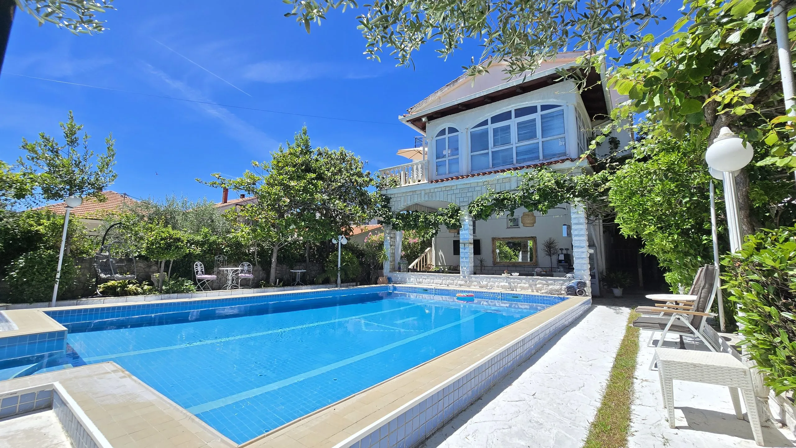 Art Villa Ines – villa with an outdoor pool and garden in Borik
