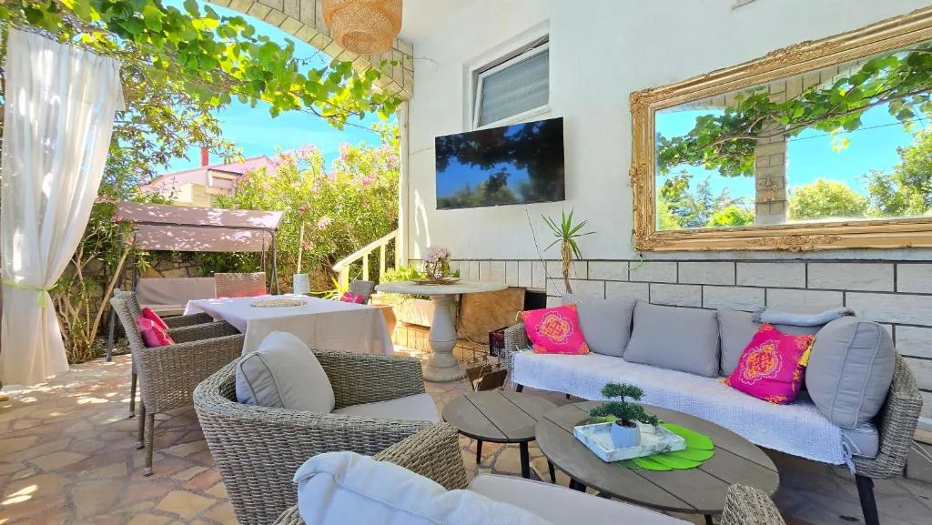 Seating area on the covered terrace with colourful cushions